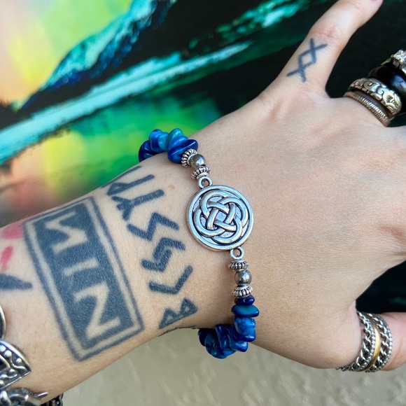 Blue coral chips & celtic knot coin charm bracelet - Picture 2 of 10
